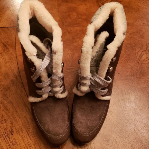 NWOT Cole Haan Gray Taupe Leather Fur Lined Lace Up Ankle Shoes Boots Size 8 - Picture 2 of 4